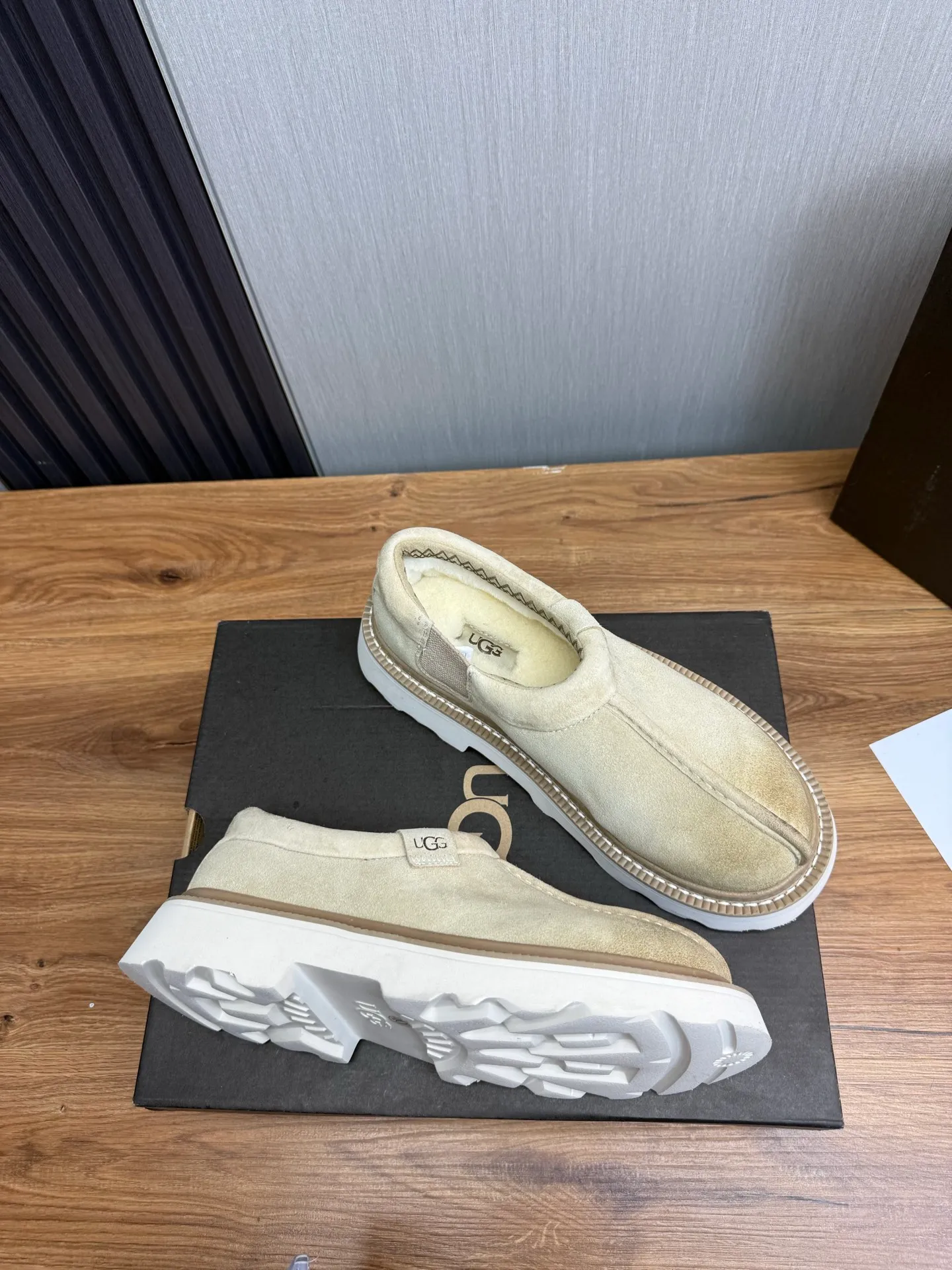 Men's shoes 💰560💰 New UGG fur integrated men's simple and fashionable snow boots. The most worth buying at the end of this year are warm casual shoes. Whether you are out and about at home, their comfortable and warm performance will be your most suitable fashion companion! The material is cowhide upper and imported wool is used inside. Warm and comfortable! The eva+ rubber patch outsole is cushioned, non-slip and wear-resistant, and has good elasticity. It is light and wear-resistant, comfortable and soft, and the new simple cut is more fashionable. It has both practicality and fashion sense, so you no longer have to worry about how to match it in winter, while still maintaining your fashionable taste. High-quality genuine wool. Look at the details for the material! Size: 39-40-41-42-43-44-44 sneaker size